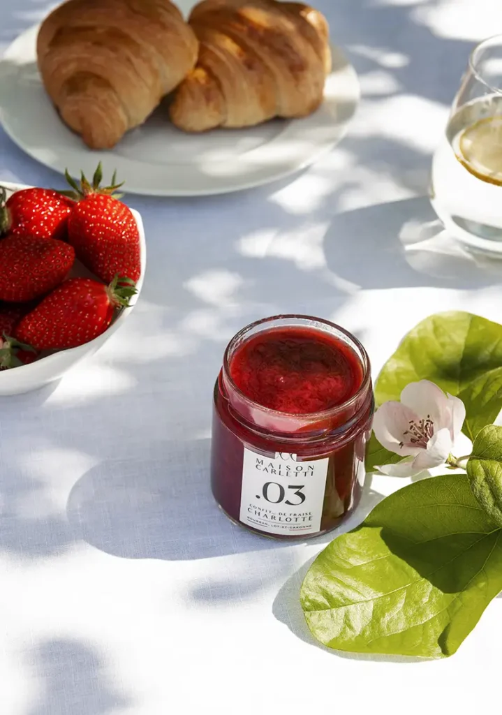 confits de fraise charlotte et croissants